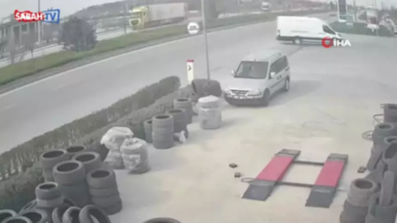 Konya'da Sürücüsüz Minibüs Yola Çıktı, Araçların Arasına Daldı