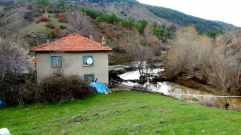 Kütahya'da Yapay Gölet Taştı: Ev ve Ahır Sular Altında Kaldı, Hayvan Telef Oldu