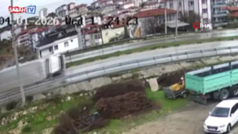 Kula'da Yağışlı Havada Kamyonet Devrildi: Sürücü Hafif Yaralandı