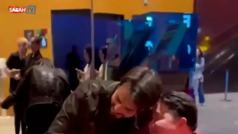 Kuruluş Orhan'ın Yıldızı Mert Yazıcıoğlu Hayranlarıyla Fotoğraf Çektirdi