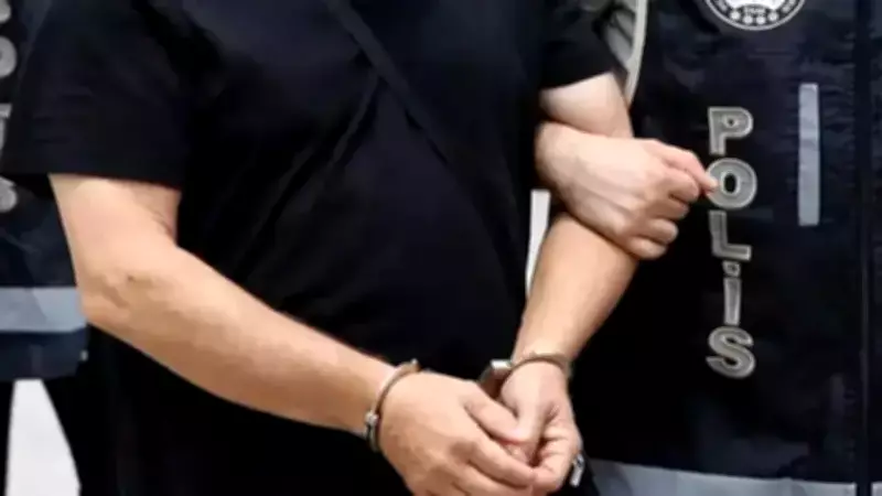 Kuyumcu Dolandırıcısı Polis Kılığında Yakalandı: Altın Bilezik Geri Alındı