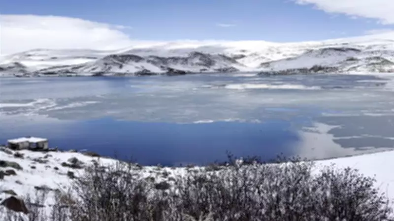 Çıldır Gölü'nde Buzlar Erimeye Başladı, Baharın Gelişi Gözlemlendi