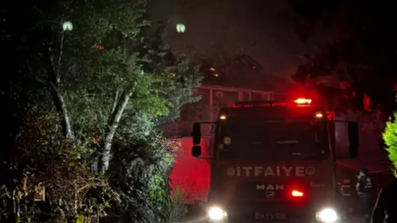 Mahalle Yanarken Onlar Derbi İzledi! Sakarya'da Yangın Panik Yarattı