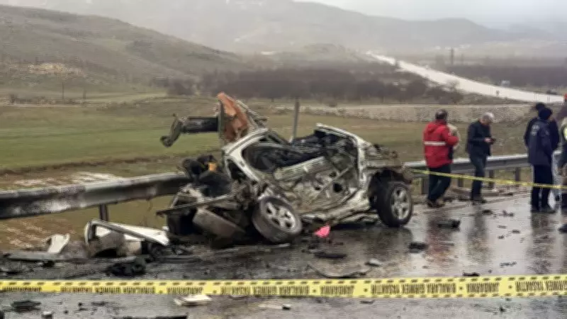 Malatya'da Feci TIR Kazası: Otomobil Hurdaya Döndü, 3 Genç Hayatını Kaybetti