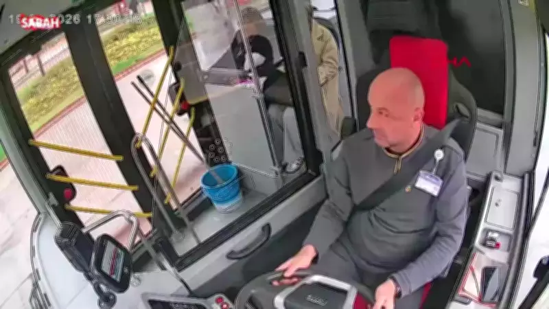 Malatya'da Otobüs Şoförü Yere Düşen Türk Bayrağını Kaldırmak İçin Otobüsü Durdurdu