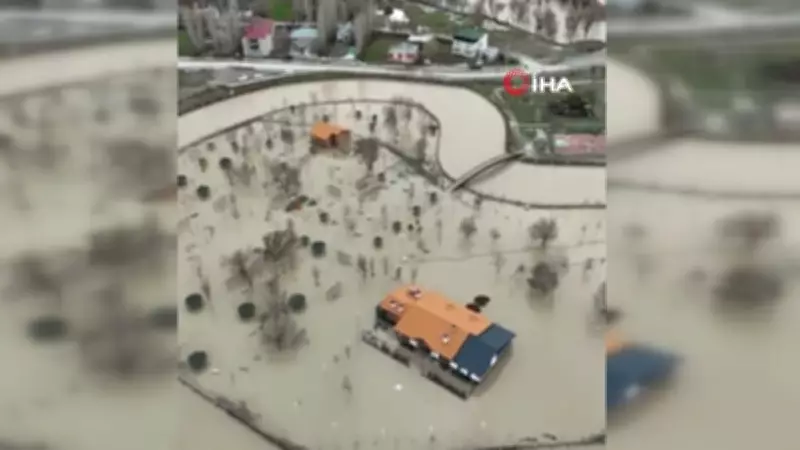 Malazgirt'te Sağanak Yağış Evleri ve Bahçeleri Su Bastı