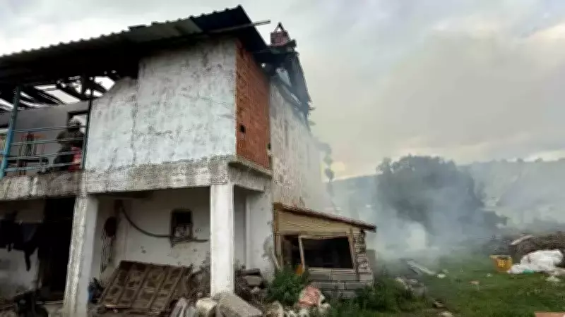 Manisa Selendi'de Ev Yangını: 2 Katlı Konut Kullanılamaz Hale Geldi