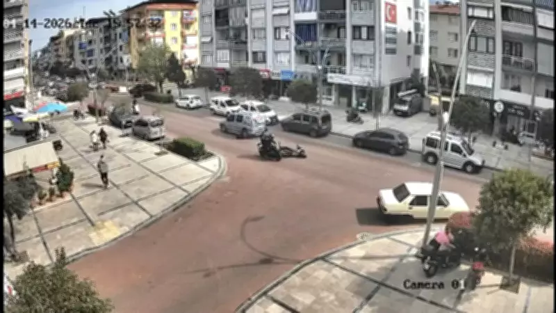 Manisa'da Feci Kaza: 17 Yaşındaki Lise Öğrencisi Motosikletiyle Kamyonetin Altında Can Verdi