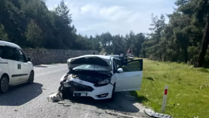 Manisa'da İki Araç Çarpıştı: 4 Kişi Yaralandı, Hayati Tehlike Yok