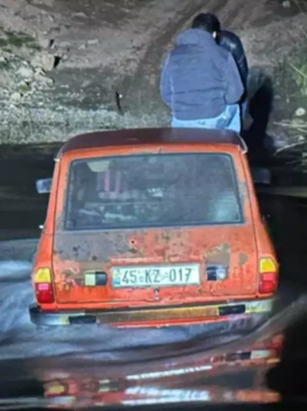 Manisa'da Kumçay Irmağı'nda Mahsur Kalan 2 Kişi İş Makinesiyle Kurtarıldı