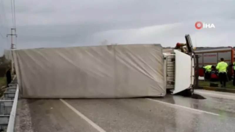 Manisa'da Yağmurda Kaygan Yolda Kamyonet Devrildi: Sürücü Hafif Yaralandı