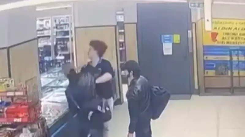 Market Çalışanına Yumruklu Saldırı: Şüpheliler Güvenlik Kamerasında Yakalandı