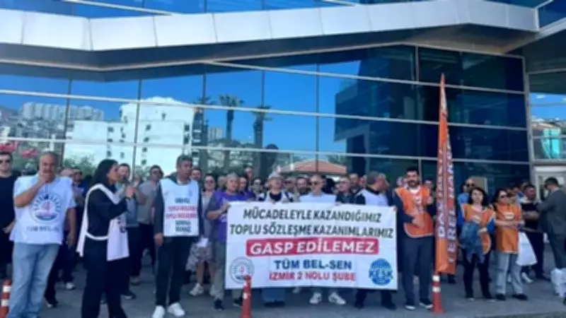 Memurlar İzmir'de Eylemlerine Devam Ediyor: Belediye Önlerinde Protesto