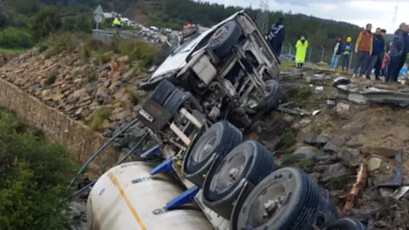 Mersin'de Beton Mikseri Kanalı Devirdi: Sürücü Kurtarıldı