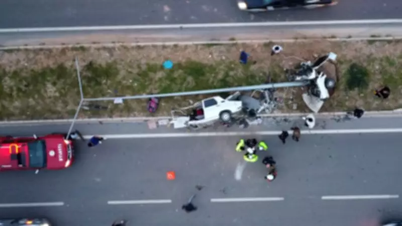 Mersin'de feci kaza: Otomobil ikiye bölündü, 4 kişi yaralandı