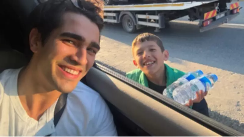 Mert Ramazan Demir, Trafikte Karşılaştığı Küçük Hayranına Telefonuyla Jest Yaptı