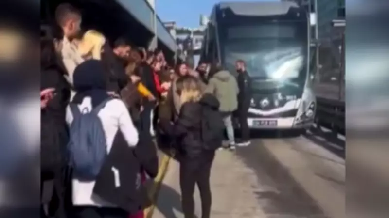 Metrobüs duraklarında yoğunluk krizi: Vatandaşlar araçların önünü kesti