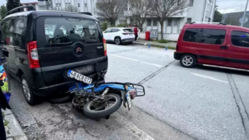 Muğla'da Motosiklet Sürücüsü Park Halindeki Araca Çarptı, Yaralandı