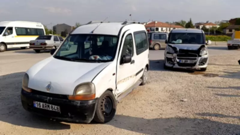 İnegöl'de hafif ticari araçlar çarpıştı: 3 yaralı