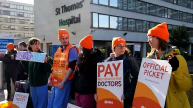 İngiltere'de Doktor Grevi Başladı: 6 Günlük Eylem Sağlık Sistemini Vuruyor