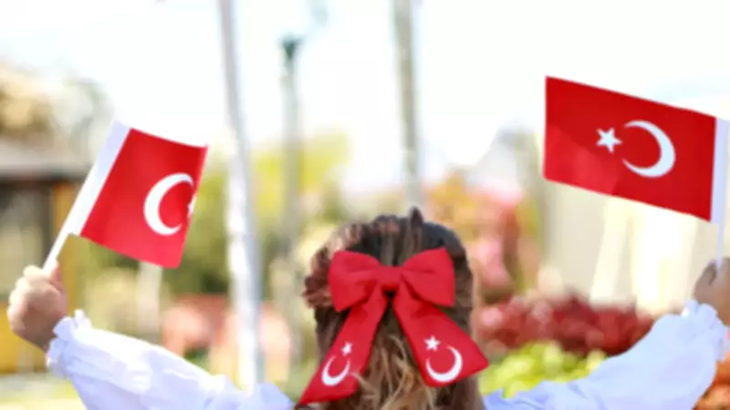 Ünlü isimlerden 23 Nisan mesajı: Hülya Avşar, Türkan Şoray, Hülya Koçyiğit
