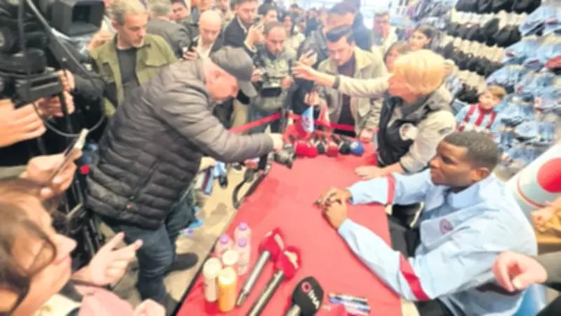 Onuachu İzdihamı: Trabzonspor Taraftarından Büyük İlgi, Gol Kralı Hedeflerini Açıkladı