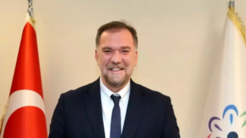 Onursal Adıgüzel'in tanımadığını söylediği şüpheliyle fotoğrafı belediye sitesinde çıktı