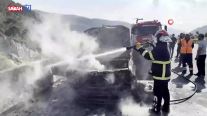 Osmaniye'de pikap alev alev yandı, sürücü son anda kurtuldu