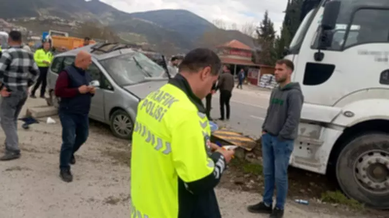Osmaniye'de TIR ile Hafif Ticari Aracın Çarpıştığı Kazada Sürücü Hayatını Kaybetti
