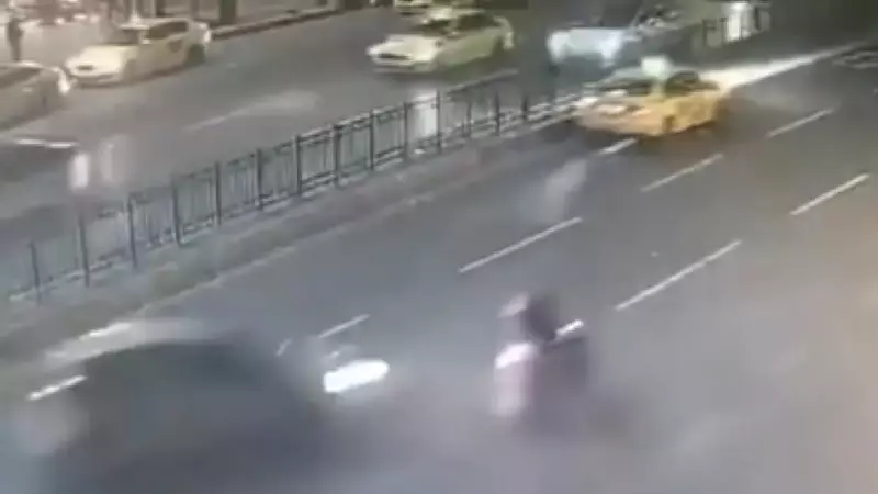 Otomobilin Çarptığı Motosiklet Durağa Daldı: 1 Yaralı