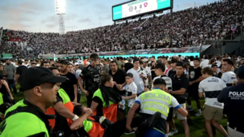Paraguay'da Derbi Kaosu: Olimpia-Cerro Porteno Maçı Yarıda Kaldı, 100'den Fazla Gözaltı