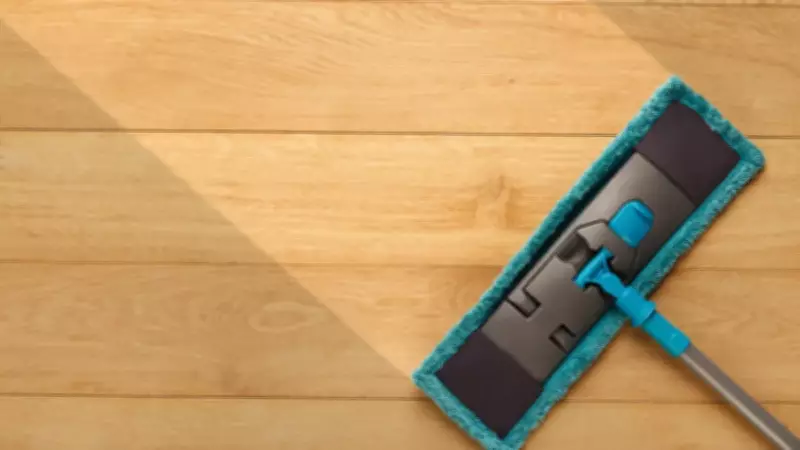 Parkelerinizi Ayna Gibi Parlatın: Suya 2 Kaşık Atmak Yeterli!