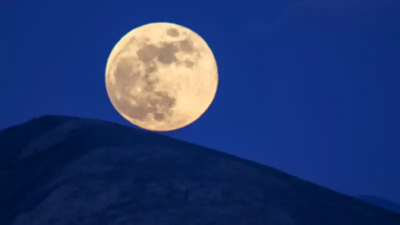 Pembe Dolunay Saati Belli Oldu: Baharın Sembolü Gökyüzünde Ne Zaman Görülecek?