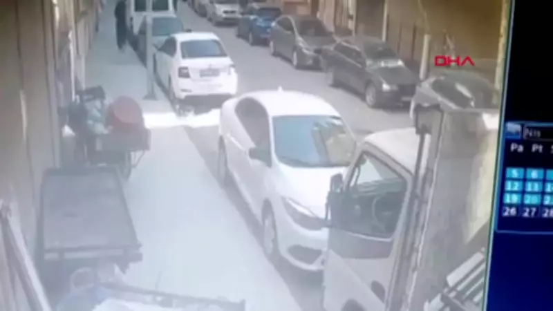 Pendik'te Yola Fırlayan Çocuğa Otomobil Çarptı: Kaza Anı Güvenlik Kamerasında