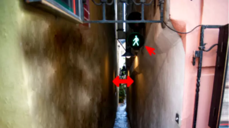 Prag'daki Trafik Işıklı Sokak: İki Kişi Aynı Anda Geçemiyor!