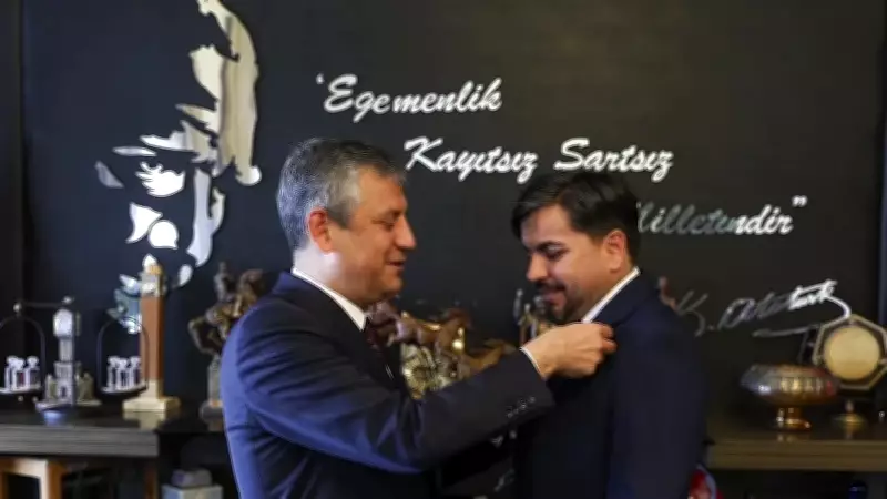 Provokatör Arif Kocabıyık, CHP'ye katıldı: Rozeti Özgür Özel taktı