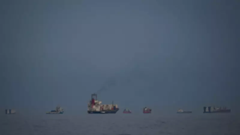 İran Hürmüz Boğazı'nı Yeniden Kapattı: ABD Ablukası ve Petrol Fiyatlarına Etkisi