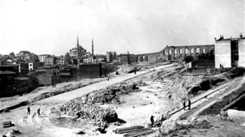 Revnakoğlu'nun İstanbul'u: Batı Medeniyetinin Yıkıcı Selinden Kurtarılan Hafıza