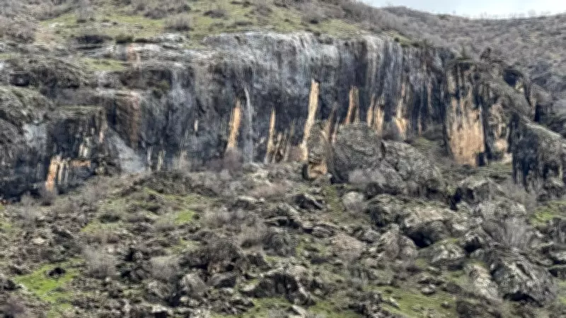 Şırnak'ta Doğa Olayı: Kayanın İçinden Şelale Fışkırdı