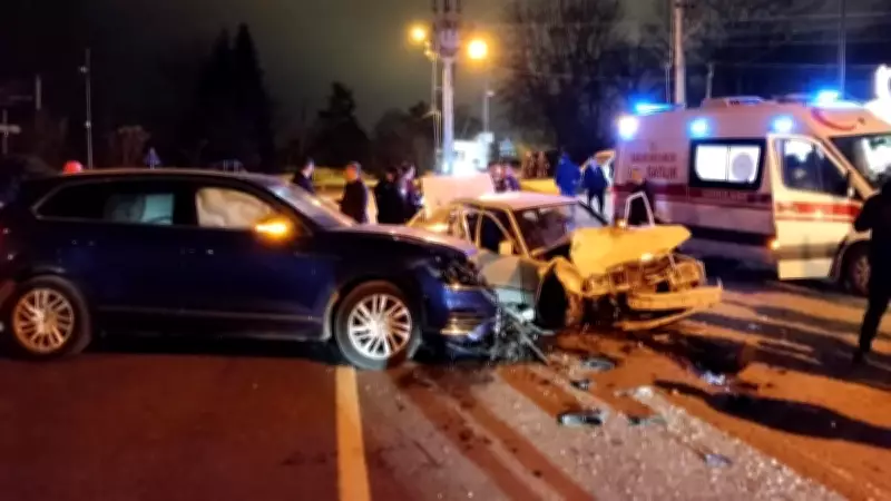 Sakarya'da Korkunç Trafik Kazası: Otomobil Ok Gibi Saplandı, 5 Yaralı