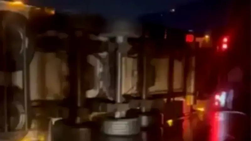 Sakarya'da Zincirleme Tır Kazası: D-650 Karayolu Trafiğe Kapandı