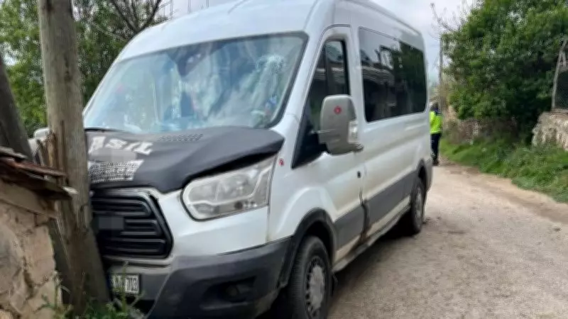 Samsun'da öğrenci servisi direğe çarptı: 12 yaralı