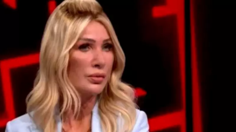 Seda Sayan, 'Çorap Kadınıyım' Dediği Sahnede Derin Yırtmaçlı Elbiseyle Şov Yaptı