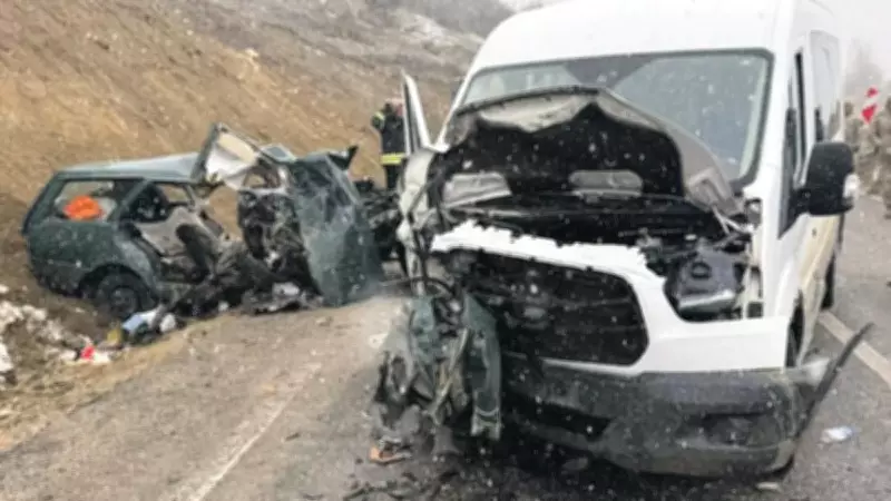 Servis Aracı ile Otomobil Çarpıştı: 1 Kişi Hayatını Kaybetti