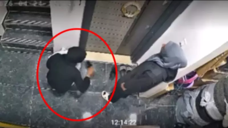Siirt'te 3 kadın hırsız kamerada: Ayakkabı koklayıp kartla kapı açmaya çalıştılar