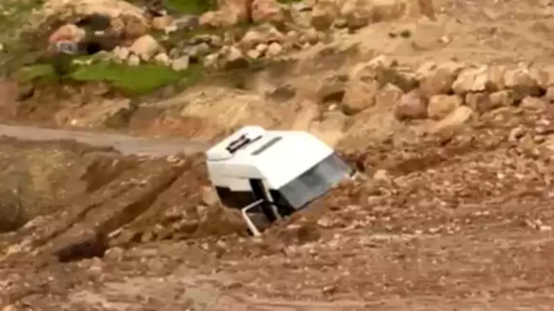 Siirt'te Heyelan Faciası: Minibüs Mahsur Kaldı