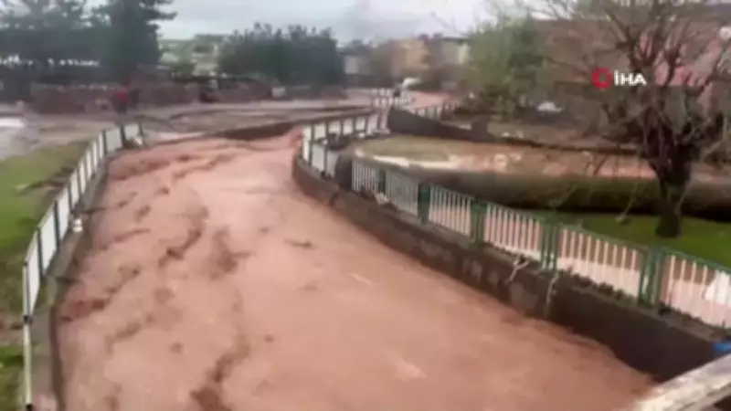 Siirt'te Sağanak Yağış Sele Dönüştü, Kurtalan'da Ev ve İş Yerleri Sular Altında Kaldı