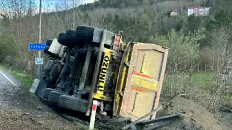 Sinop'ta Kum Yüklü Kamyonun Devrilmesi Sonucu Sürücü Yaralandı
