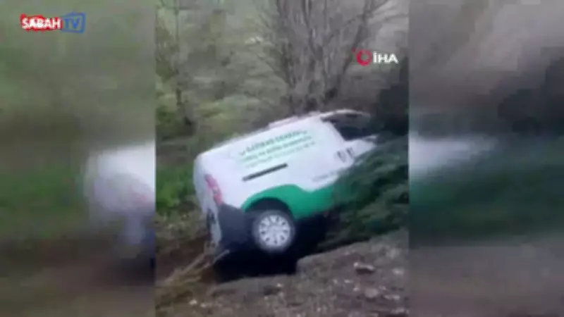 Sivas'ta cenaze nakil aracı şarampole devrildi: 2 yaralı