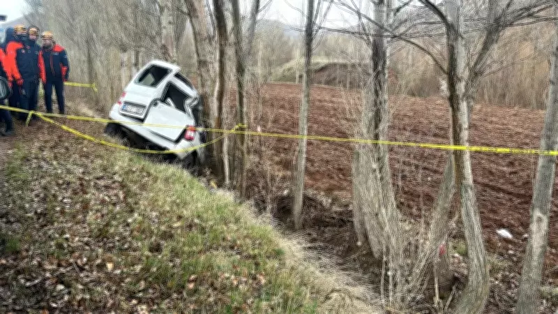 Sivas'ta Hafif Ticari Araç Şarampole Devrildi: Aynı Aileden 3 Kişi Hayatını Kaybetti